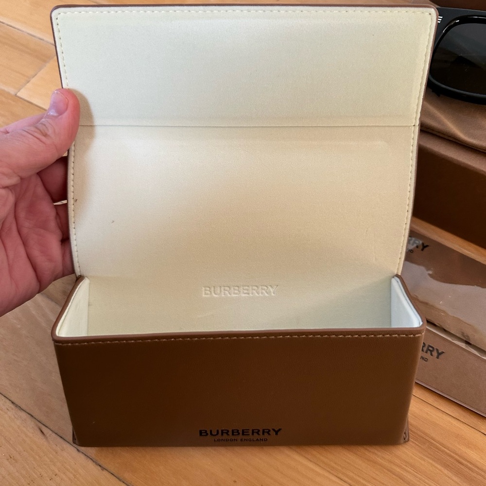 NWT- Burberry Hayden BE4394 Black Sunglasses with Tan Case - Picture 3 of 13